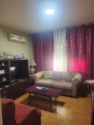 شفه مفروشه مميزه في منطقة الشميساني، عماره عائليه. قرب السفاره الليبيه، طابق اول، قريب من الخدمات..