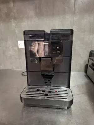 للبيع ماكينة قهوة أوتوماتيكية من Saeco، ويرجح أنها من سلسلة Saeco Royal (Bean-to-Cup) استعمال خفيف