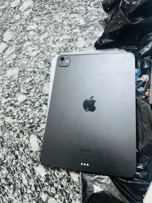 الجهاز بطاريه 100 iPad Pro M4 ايباد للبيع