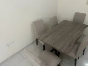 طاولة طعام مع 6 كراسي بحالة ممتازة للبيع