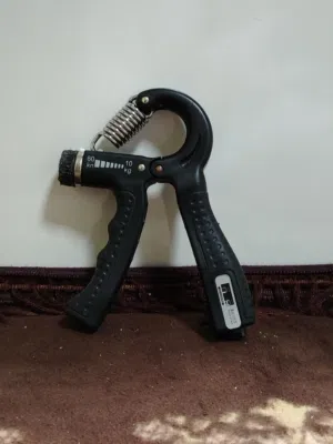 الأداة في الصورة تُسمّى Hand Grip  Strengthener