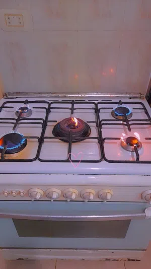 غاز نوعية فريش مستعمل شغاله كل العيون الفرن من تحت شغاله بس الشوايه واقعه وبدها تصليح