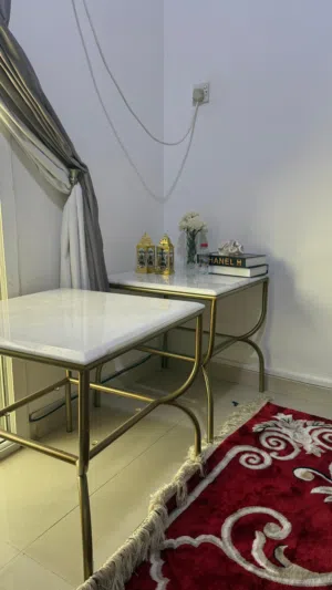 طاولتين جانبيتان من هوم سنتر 200 درهم