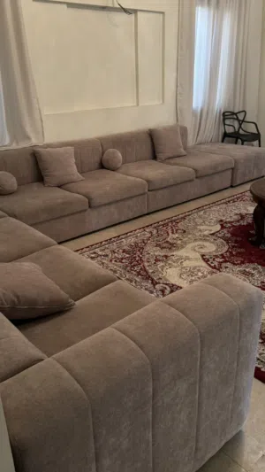كنب بيج كبير مقاس 3x4 مع 4 كراسي جانبية