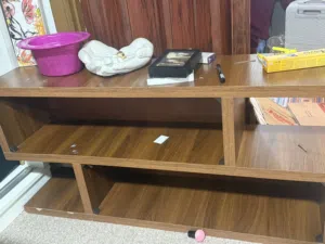 طاولة تلفزيون للبيع