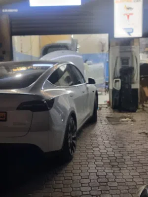 للبيع ورشة في المعبيله الصناعيه 9 قريب كلية الخليج