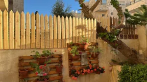 حربات خشب سويد سويدي جديدة وفاخرة ومميزة لرفع السور وعمل احواض زراعية وحواجز وسياج وأبواب كراج