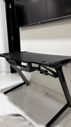 طاولة العاب قيمنق بحالة ممتازه