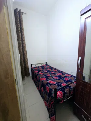 للايجار سكن شباب بارتشن واسع مع ثلاجة 800 درهم في عجمان النعيمية  شامل مياه كهرباء انترنت سريع