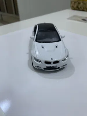 سيارة بي ان بلون الابيض جميلا انيقة لزينة وسيارة بيك اب بلون الااسود تعطي شكل حلو للغرفة او السيت اب