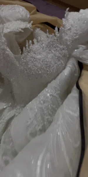 فستان زفاف للبيع بحاله ممتازه مع الجاكيت والتاج