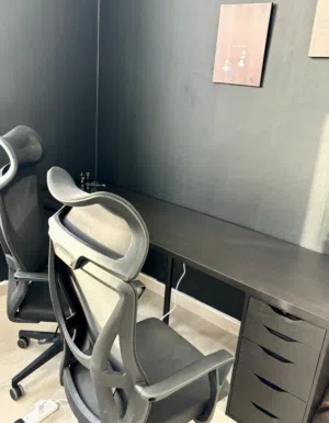 طاوله مع اثنين كرسي