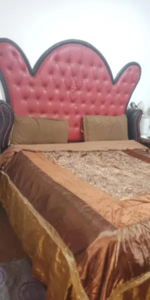 غرفة نوم للبيع تخت وخزانة وبردايتين وكومدينتين