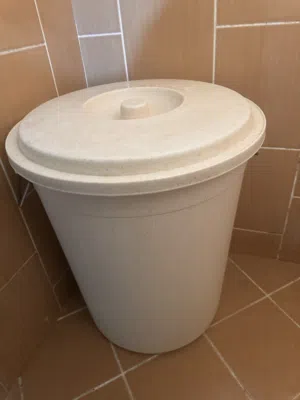 Iam selling bath tub, off white colour
