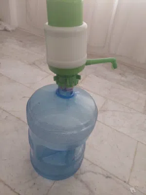 قارورة مياه و مضخة