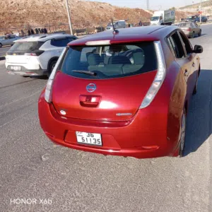 نيسان ليف 2015للبيع 5بار أمامي مضروب وخلفي جيد ممشى قليل 122000كم مرخصة سنة مدهون جديد