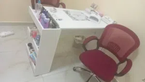 طاولة مناكير واظافر للصالونات بعدة قياسات وألوان وموديلات حسب الطلب