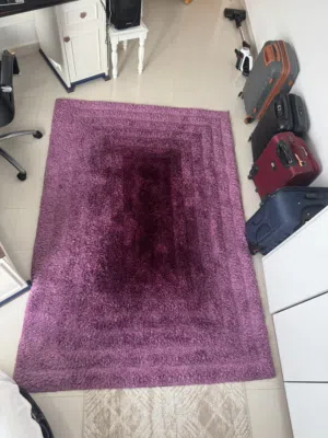 سجادة Home Centre بنفسجي/خمري بحالة ممتازة – مقاس تقريباً 1.25–1.5 × 2.3 متر