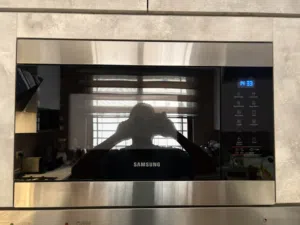 ميكروويف سامسونج 22 لتر مع شواية بحالة ممتازة Samsung Microwave 22L Grill