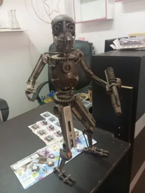قطعه فنيه صناعه يدويه مصنوع من قطع الموتورسايكل لايوجد منه الا قطعه واحده ، الصانع غير معروف