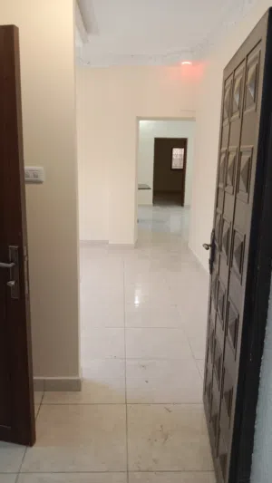شقه ارضيه للايجار بناء جديد موقع ممتاز