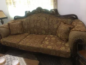 طقم كنب خشب زان حفر بحالة جيدة  طاولة وسط كبيرة مع طربيزة عدد اثنان سجادة 3*4