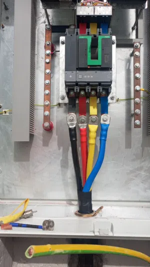 خدمات كهربائيه ..صيانه وإنشاءات