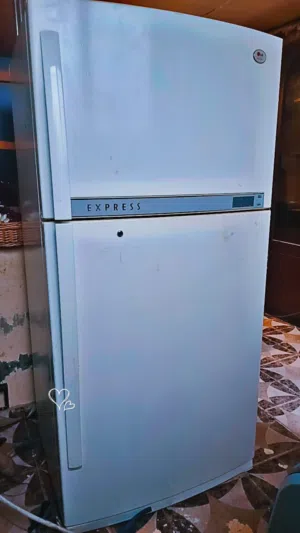 ثلاجه ال جي 26 قدم حجم كبير اكسسوارات كامله بداخل للبيع