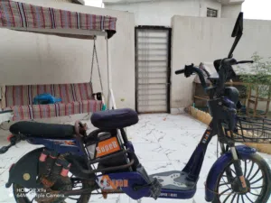 دراجة شحن كهربائيه.      حجم 20 اربع بطاريات بطاريات مستعملا قليل.          بيهة عطل ما ادري شني.
