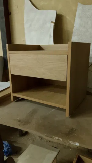 ميز جانب السرير