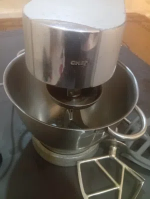 هذه عجانة كينوود شيف تيتانيوم (Kenwood Chef Titanium فضية اللون مع .ملحقاتها