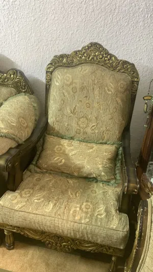 طقم كنب  لونه ذهبي