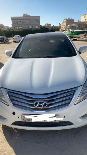 سيارة هيونداي أزيرا موديل 2014 صالون سيدان اللون الأبيض تحتاج تجفيت مكينه او تبديل