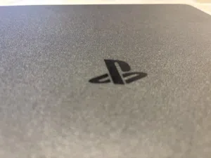 مستعمل بلا كرتونه مع حامله بلي PS4 سلم يشبه الجديد واستعمال حشمه موديل جديد من ماركه سوني نسخه 13.50