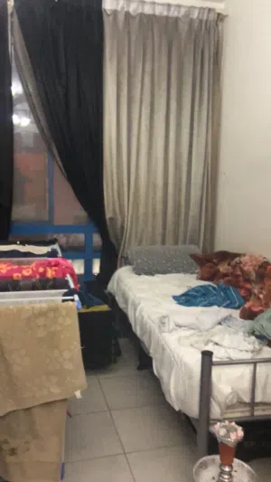 سرير للمشاركه في صاله كبيره بتلفزيون بشقه شبااب عرب