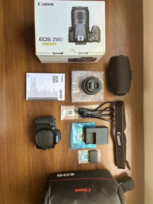 للبيع كاميرا Canon EOS 250D استعمال بسيط مع عدسة 50mm