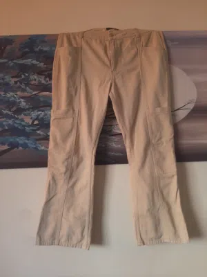 بنطلون باللون البيج