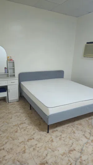 غرفة نوم بحالة جيدة