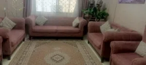 كنب مستعمل نظيف مع البرادي