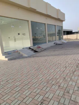 معرض كبير ومحلات عدد 8 للايجار جديد في صناعيه صحم موقع جيد يتوسط صناعيه