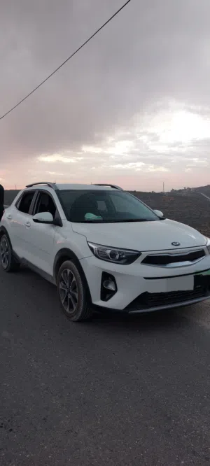 كيا ستونيك للبيع لون لؤلؤي  قلقيلية نابلس طولكرم