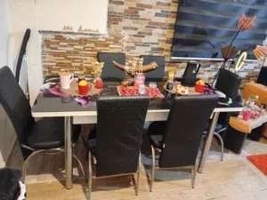 طاوله سفره سكريت 6 كراسي لحاله جيده جدا