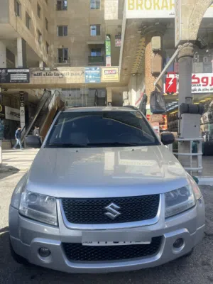سيارة نوع سوزوكي  جراند فيتارا لون فضي جيدة ماتور 2000