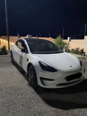 Sedan Tesla in Amman