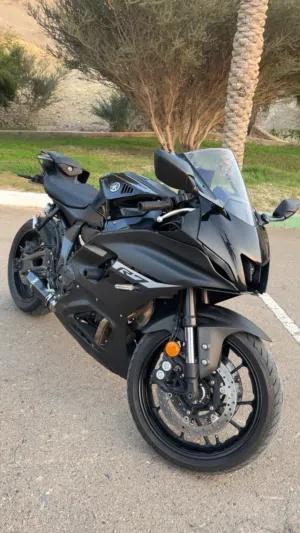 للبيع R7 جاهزه ما تحتاج شي و مبدل لها آيل و عليها تنزيله و فل سستم و طلقه و قبضات و دواسات