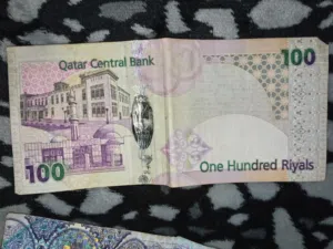 فلوس قطر قديمه اريد حد يكون قطري او يسافر قطر يخذها مني ويعطيني الجديد وهو يبدلها في قطر ضروري