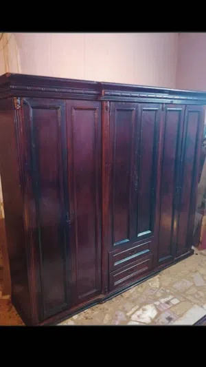 _الغرفة السعودية المتينة جدا جدا  تتكون من دولاب 6 دلف  زائد 2 كومودينو  زائد سرير فخم جدا جد