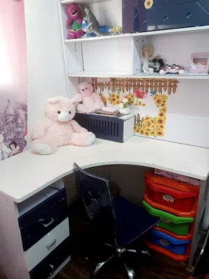 مكتب دراسي خشب ثقيل مع وحده جوارير ورفوف للبيع المستعجل