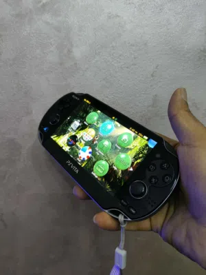 جهاز العاب بلاي ستيشن psp vita  معدلة عليها العاب حالة ممتازة للبيع بسعر مغري