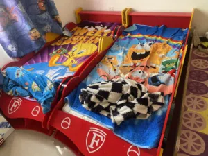 سرير اطفال وكبت خشب قوي للبيع